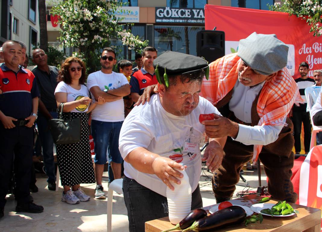 Üç dakikada 323 gram acı biberi yiyerek para ödülünü kaptı 8